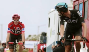 Wout Poels precede a un sonriente Chris Froome en la llegada del Angliru.