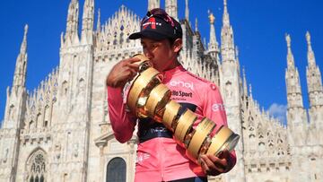 Egan Bernal, con el Trofeo Senza Fine, frente a la catedral de Milán.