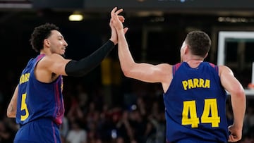 BARCELONA, 12/04/2026.-El jugador del Barça J. Parra se felicita con su compañero Norris, durante el partido de la jornada 26 de la Liga Endesa de Baloncesto entre el Barça y el Surne Bilbao, este domingo en Barcelona.EFE/ Enric Fontcuberta
