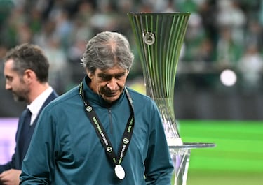 La tristeza de Manuel Pellegrini, entrenador del Betis, tras recibir la medalla de subcampeones del torneo.