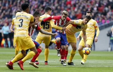 Griezman intenta zafarse de dos jugadores del Girona 