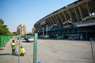 Imágenes de operarios trabajando en las obras del estadio del Real Betis, Benito Villamarín.