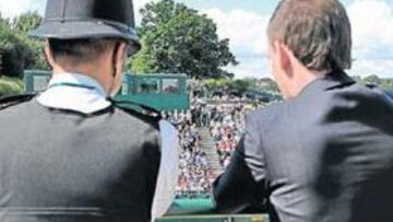 <b>PRESENCIA POLICIAL. </b>Las pistas del All England Club están fuertemente vigiladas.