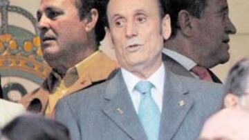 <b>NO LE VEREMOS EN EL PALCO</b>. Al menos como presidente, Manuel Ruiz de Lopera no regresará al palco del estadio que lleva su nombre. El partido contra el Anderlecht fue el último en el cual estuvo presente. Su butacón lo va a ocupar ahora José León.