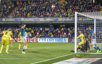 El balón despejado por el portero Asenjo acaba en el remate de cabeza de Filipe Luis que supuso el 0-1 para los madrileños.