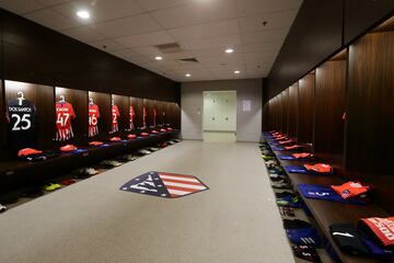 Banquillo del Atlético de Madrid en el Nacional de Singapur. 