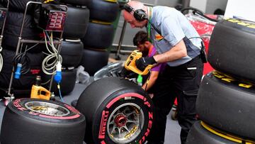 Un técnico de Pirelli supervisa el estado de un neumático durante el GP Hungría.