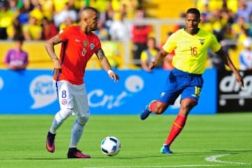 Luis Antonio Valencia marca a Arturo Vidal.