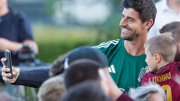 Thibaut Courtois interactúa con los aficionados durante una concentración de la selección belga.