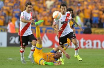 MEX30. MONTERREY (MÉXICO), 29/07/2015.- Egidio Arevalo (c) de Tigres de México disputa el balón con Lionel Vangioni (d) de River Plate de Argentina hoy, miércoles 29 de julio de 2015, durante el partido de ida de la final por la Copa Libertadores en el estadio Universitario de Monterrey (México). EFE/Miguel Sierra