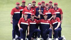Kohler (United States), 26/09/2021.- The US team celebrates with the Ryder Cup trophy after winning on the final day of the pandemic-delayed 2020 Ryder Cup golf tournament at the Whistling Straits golf course in Kohler, Wisconsin, USA, 26 September 2021. 