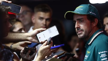 Alonso habla con los medios en Monza.