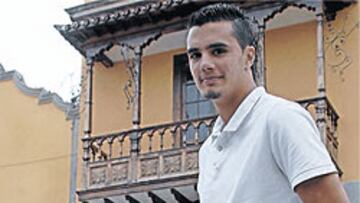 <b>EL MUNDO A SUS PIES. </b>Iriome posó para AS en la puerta del ayuntamiento de Icod de los Vinos.