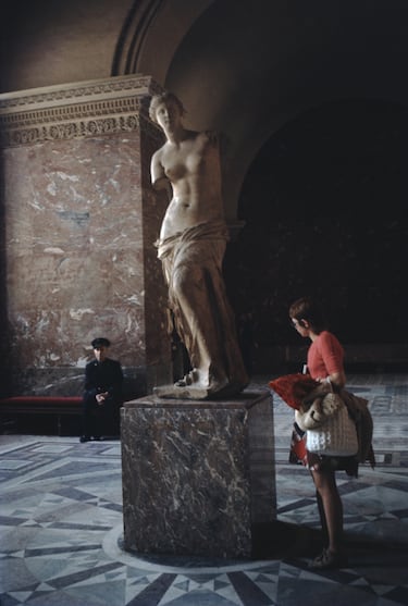 La estatua de mármol, que se cree que representa a la diosa griega Afrodita, fue descubierta en 1820 en la isla egea de Milos. Es mundialmente famosa por su belleza y por la misteriosa ausencia de sus brazos. Se exhibe en el Museo del Louvre, donde es una de las atracciones principales.
