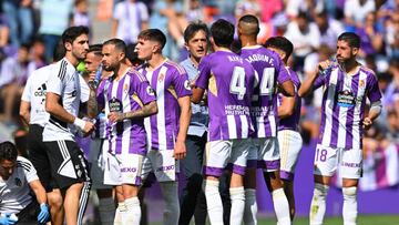 VALLADOLID, SPAIN - OCTOBER 09: Pacheta, Head Coach of Real Valladolid CF, speaks to their players during the LaLiga Santander match between Real Valladolid CF and Real Betis at Estadio Municipal Jose Zorrilla on October 09, 2022 in Valladolid, Spain. (Photo by Octavio Passos/Getty Images)