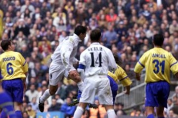 El gran protagonista del partido Fernando Morientes en uno de los cinco goles que le marcó a Las Palmas. Hacía 10 años que el Real Madrid no marcaba 7 goles en Liga.