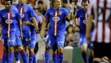 <b>PICHICHI. </b>Forlán celebra el primer gol del Atlético y su tercero de la temporada, que le coloca como el mejor goleador hasta el momento.