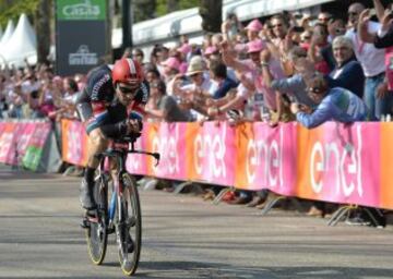 El ciclista holandés Tom Dumoulin del equipo Giant-Alpecin, durante la primera etapa, una contrarreloj individual de 9,8 km, del Giro de Italia, en la ciudad de Apeldoorn, Holanda.