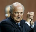 Empleados de la FIFA reciben con un aplauso a Blatter
