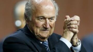 Empleados de la FIFA reciben con un aplauso a Blatter