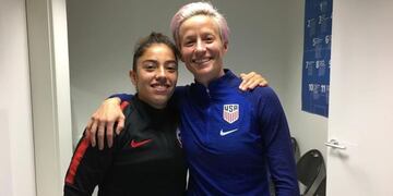 Valentina Díaz junto a la estrella estadounidense Megan Rapinoe.