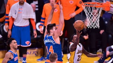 Willy Hernang&oacute;mez, con la camiseta de los Knicks, en el partido ante los Lakers en el Staples.