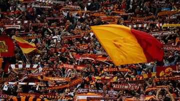 ROME, ITALY - APRIL 30: AS Roma fans during the Serie A match between AS Roma and SS Lazio at Stadio Olimpico on April 30, 2017 in Rome, Italy. (Photo by Paolo Bruno/Getty Images)