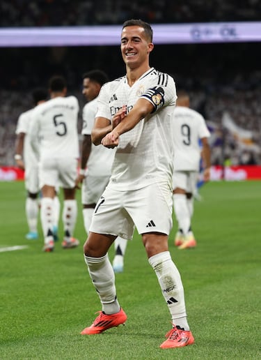 Lucas celebra con sus compañeros el primer tanto en la primera jugada del partido.