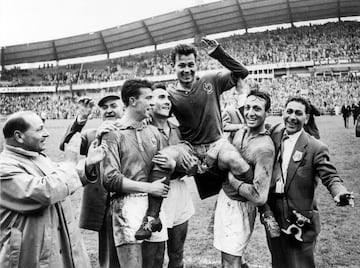 El máximo anotador en una edición de las Copas del Mundo, con 13 anotaciones en Suecia '58. Lideró a Francia al tercer lugar en aquel torneo.