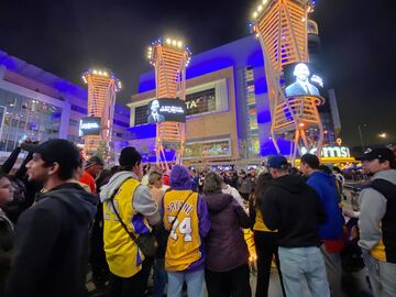 Seguidores de los Los Angeles Lakers y del mundo del baloncesto en general se han reunido en los alrededores del Staples para dar el último adiós a Kobe.