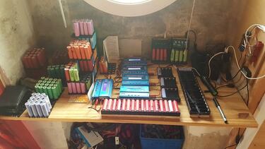 Un hombre mantiene su casa con energía autónoma desde 2016 usando baterías de portátiles: ahora tiene 24 paneles solares adicionales