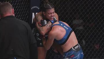 Mayra Bueno Silva finalizando a Holly Holm.