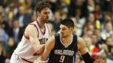 Pau Gasol, intenta frenar a Nikola Vucevic.