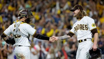 Austin Nola y Josh Hader se dan la mano después de derrotar a los Dodgers.