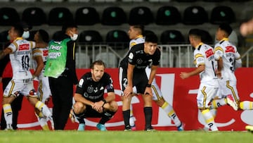Futbol, Coquimbo Unido vs Universidad de Chile.
Novena fecha, campeonato Nacional 2022.
Los jugadores de Universidad de Chile, centro, se lamentan tras el gol de Coquimbo Unido durante el partido de primera division realizado en el estadio Francisco Sanchez Rumoroso de Coquimbo, Chile.
09/04/2022
Andres Pina/Photosport
Football, Coquimbo Unido vs Universidad de Chile.
9th turn, 2022 National Championship.
Universidad de Chile's players, center, react after Coquimbo Unido's goal during the first divsion match held at the Francisco Sanchez Rumoroso stadium in Coquimbo, Chile.
09/04/2022
Andres Pina/Photosport