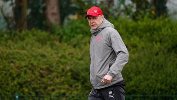 Wenger entrenando con el Arsenal.