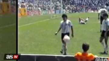Un usuario en redes sociales accedió a un vídeo a nivel de cancha tomado desde la tribuna, junto a Diego estaba José Luis Cucuiffo, al que abrazó.