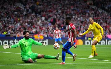 Thomas Lemar y Alisson Becker.