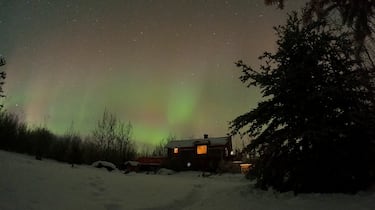 Una aurora púrpura y verde ilumina el cielo nocturno de Canadá.