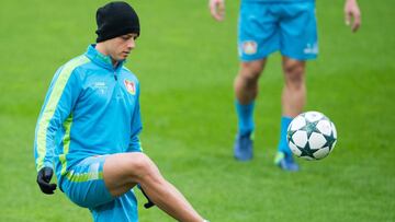 Chicharito, durante el entrenamiento del Leverkusen.