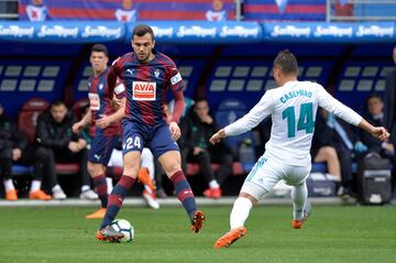 Joan Jordán ante Casemiro.