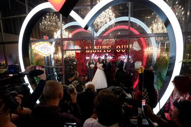 Una pareja se casa en el área del paddock antes de la primera sesión de práctica.