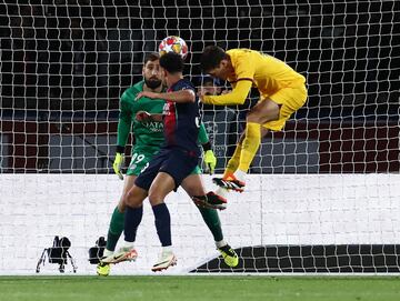 2-3. Andreas Christensen, desde el área pequeña, remata de cabeza un córner muy cerrado y manda el balón al lado izqiuerdo de la portería de Donnarumma.