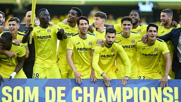VILLARREAL (CASTELLÓN), 25/05/2025.- Los jugadores del Villarreal CF celebran su clasificación a la Liga de Campeones este domingo, tras el partido de la jornada 38 de LaLiga EA Sports, que Villarreal y Sevilla disputan en el Estadio de la Cerámica. EFE/ Andreu Esteban