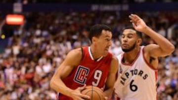 Pablo Prigioni ante Cory Joseph.