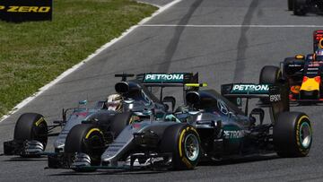 Hamilton y Rosberg colisionaron en la primera vuelta en el circuito de Montmeló.