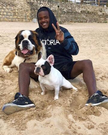 En sus redes sociales se le suele ver en actitud relajada, disfrutando de su tiempo libre.
A menudo sube fotos con sus perros Paco y Boris.