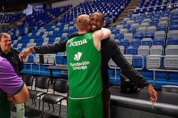 Alberto Díaz se funde enun abrazo con Will Thomas.