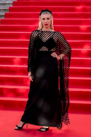 La influencer Lulu Figueroa posa en la alfombra roja de la Primera edición de los Premios de la Academia de la Moda Española.