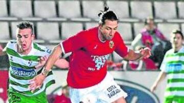 <b>RECUPERADO. </b>José Mari, conduciendo un balón frente al Eibar.